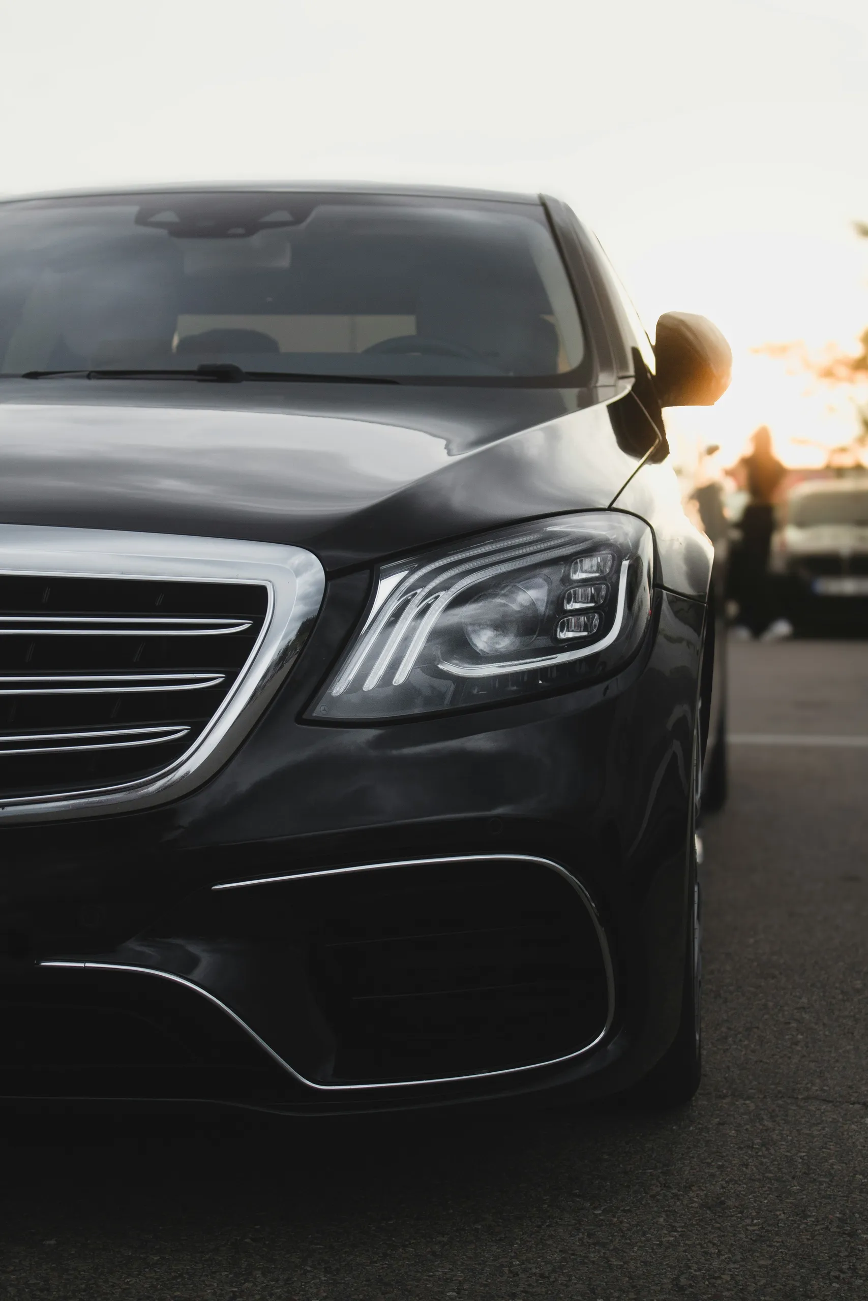 Mercedes negro tras el detailing al atardecer